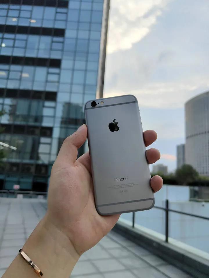 iphone6时隔八年开箱,第一批国行iphone6