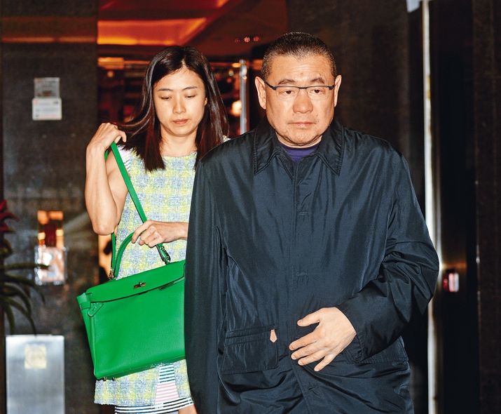 香港女首富甘比黑裙出席典礼,香港女首富甘比的成功