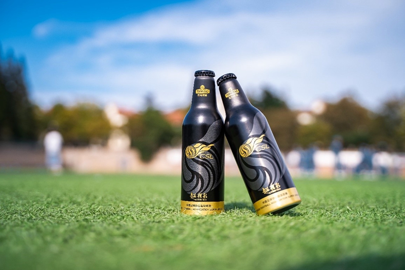 足球夺冠捧杯庆祝动作,庆功酒足球庆祝动作