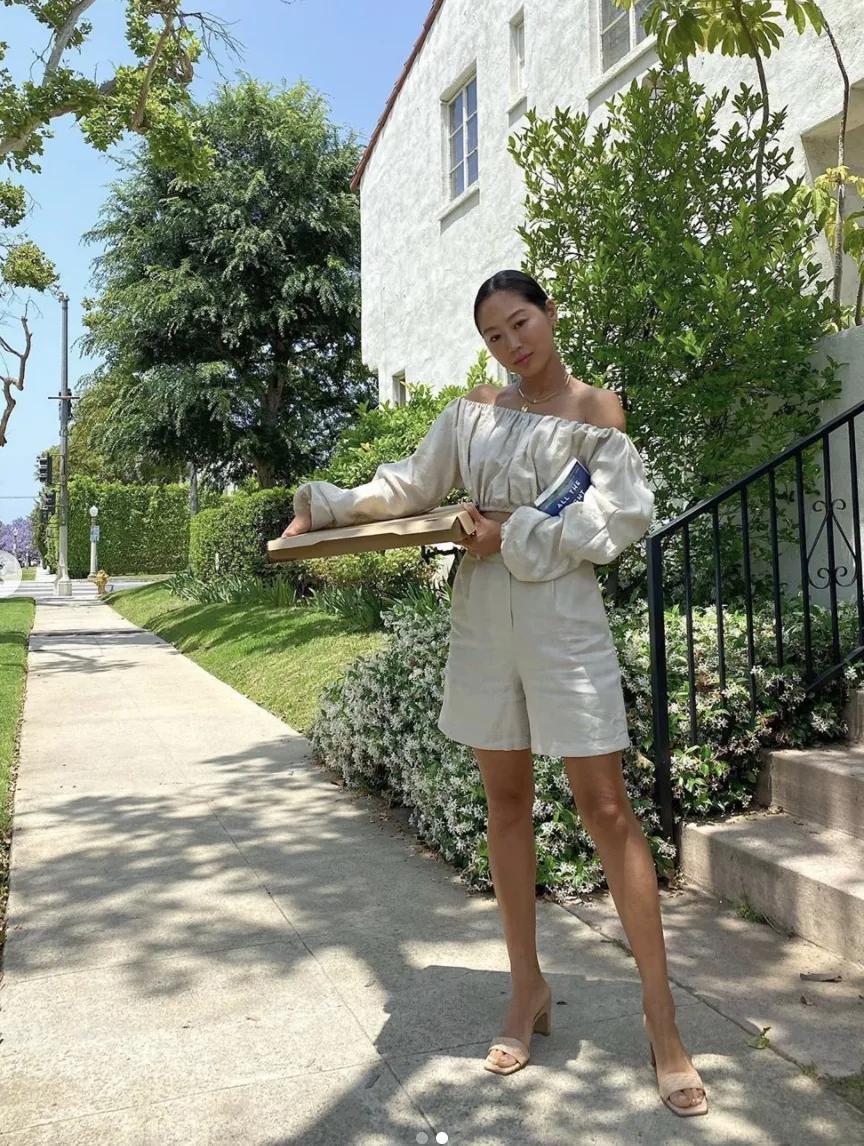 夏季时尚御姐凉鞋穿搭,气质牛皮凉鞋怎么搭配裤子