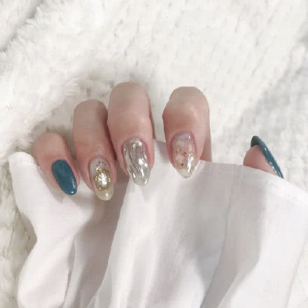 今年最流行的美甲颜色款式显白,什么色系显手白单色美甲款式图片