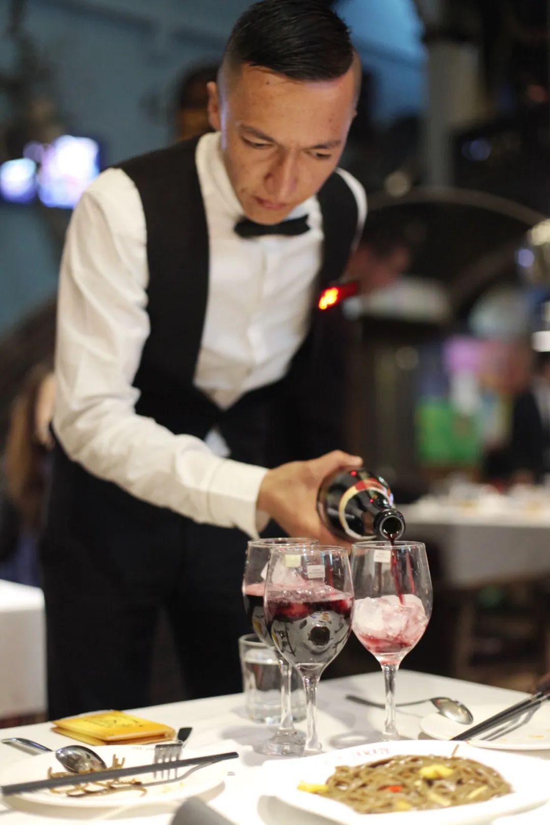 *疆新**都是荒漠戈壁?这几家高颜值餐厅,彻底颠覆你对*疆新**的概念