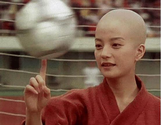 赵薇谈少林足球,周星驰赵薇踢球少林足球片段