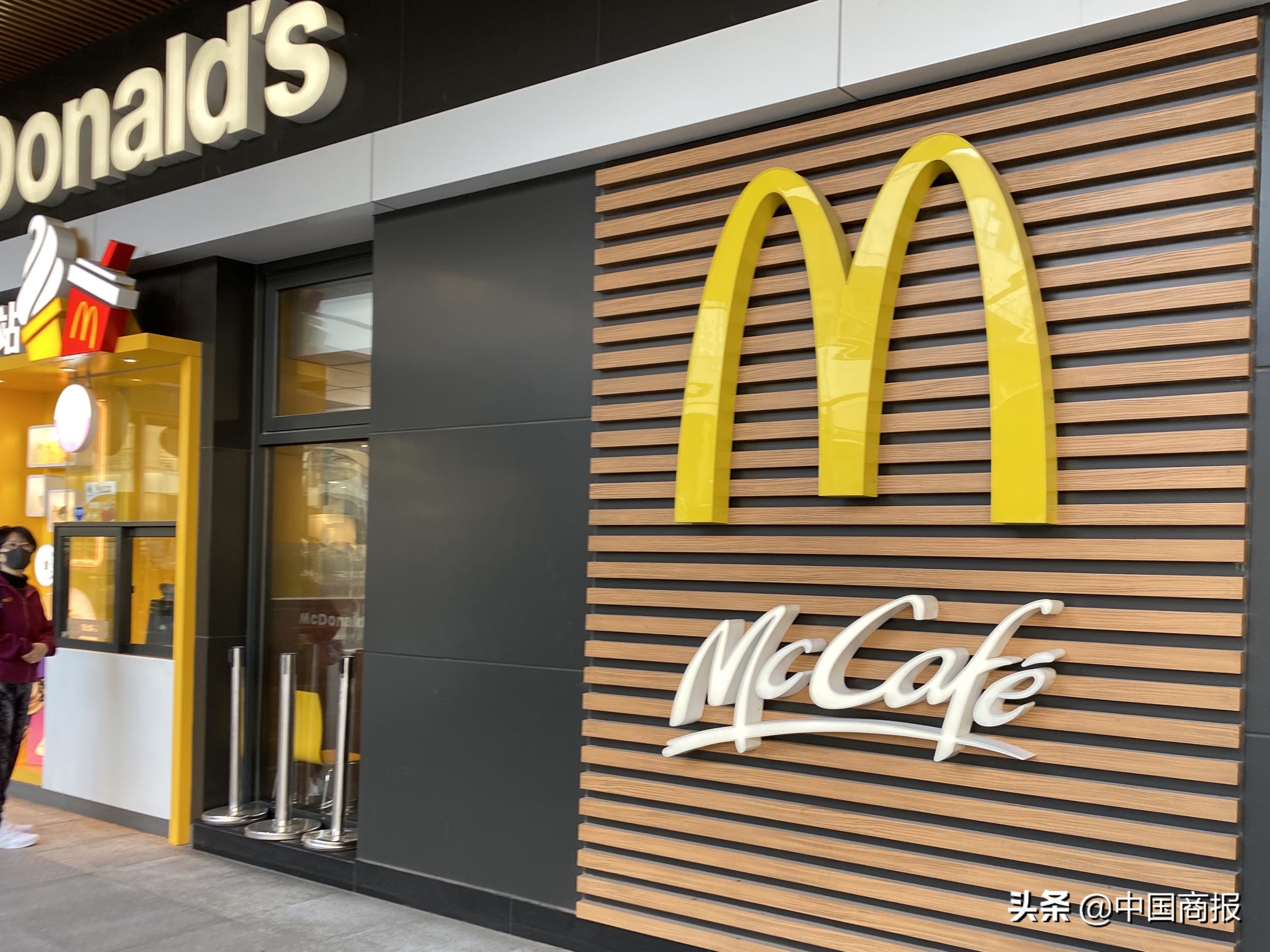 优衣库不雅视频女主复出系炒作；奔驰4S店淘三无配件修车成“*规则潜**”......