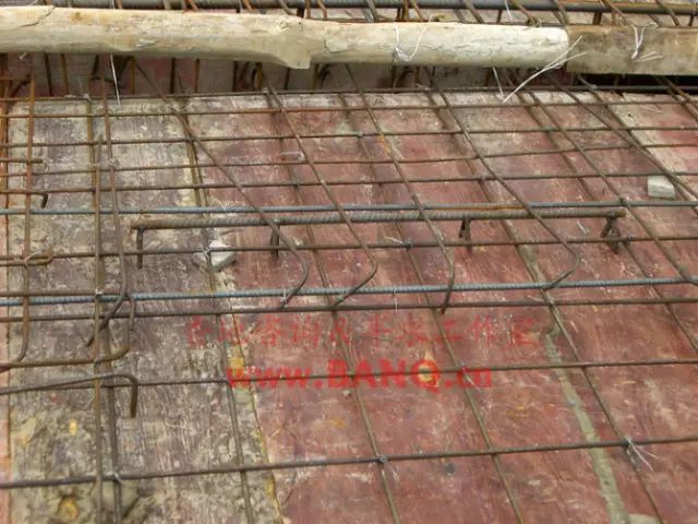 分布筋是直筋还是弯矩筋,负弯矩筋与分布筋需要满绑吗