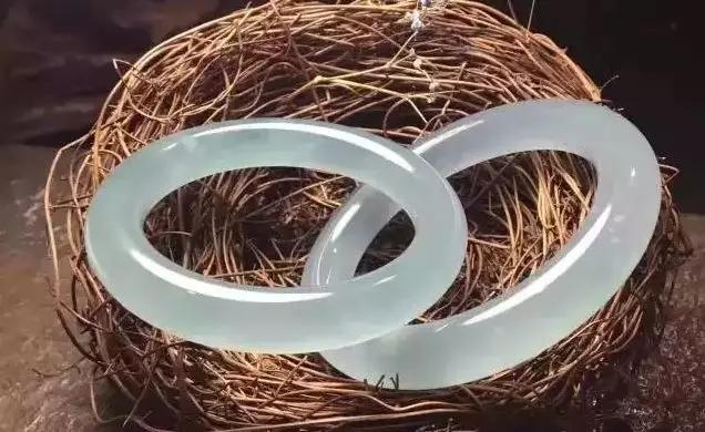 腕间风情翡翠手镯,腕上的玉镯