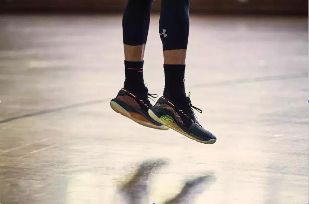 库里4flow鞋底会不会发光,库里hovrsplash蓝色鞋底