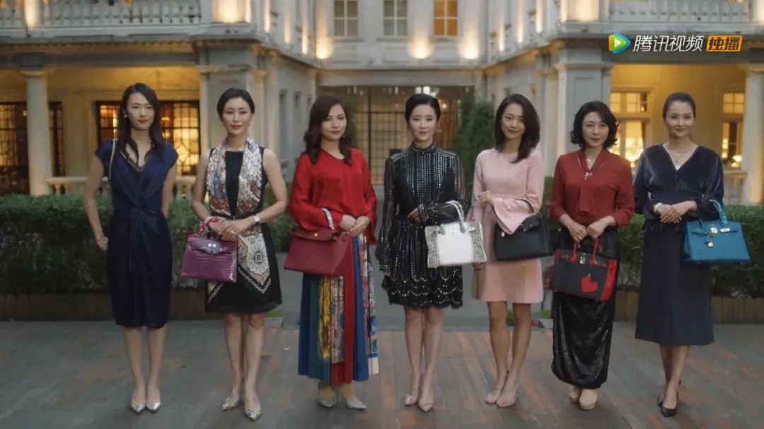 顾佳戴的白金项链,顾佳的手镯多少钱