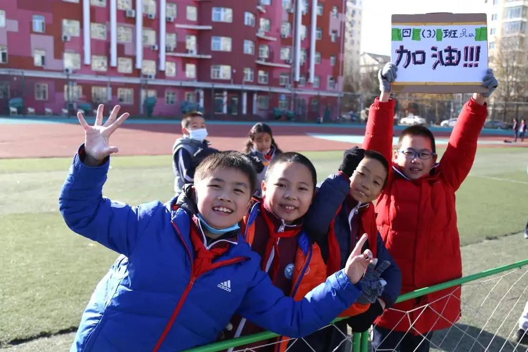 寒冷的冬夜挡不住奔跑脚步,寒冷挡不住小朋友的运动热情