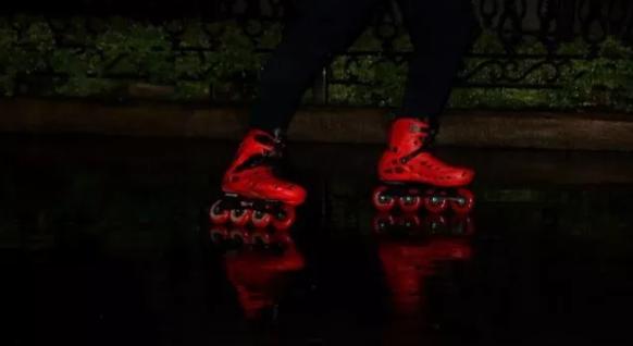 轮滑鞋怎么保养视频,如何给轮滑鞋做保养