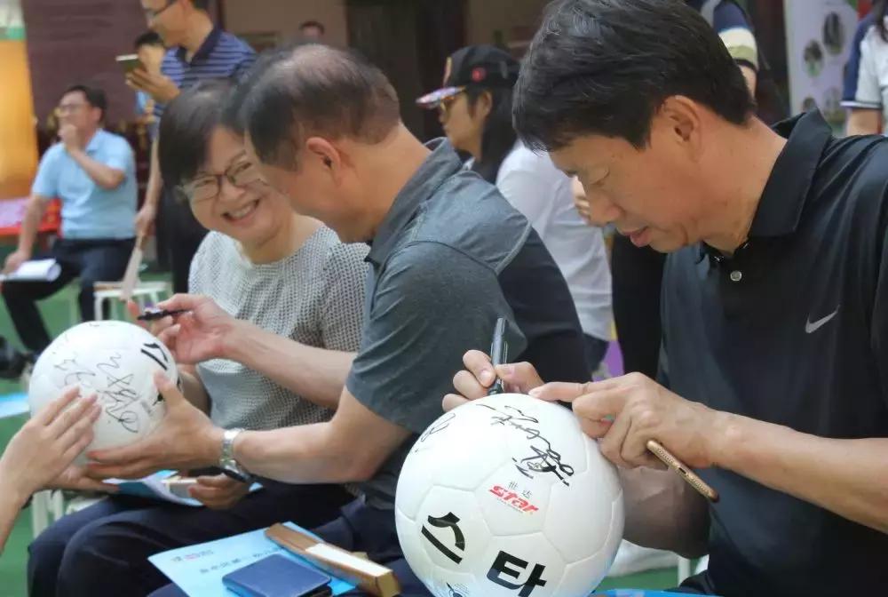 中国媒体团考察,探访全国足球特色学校