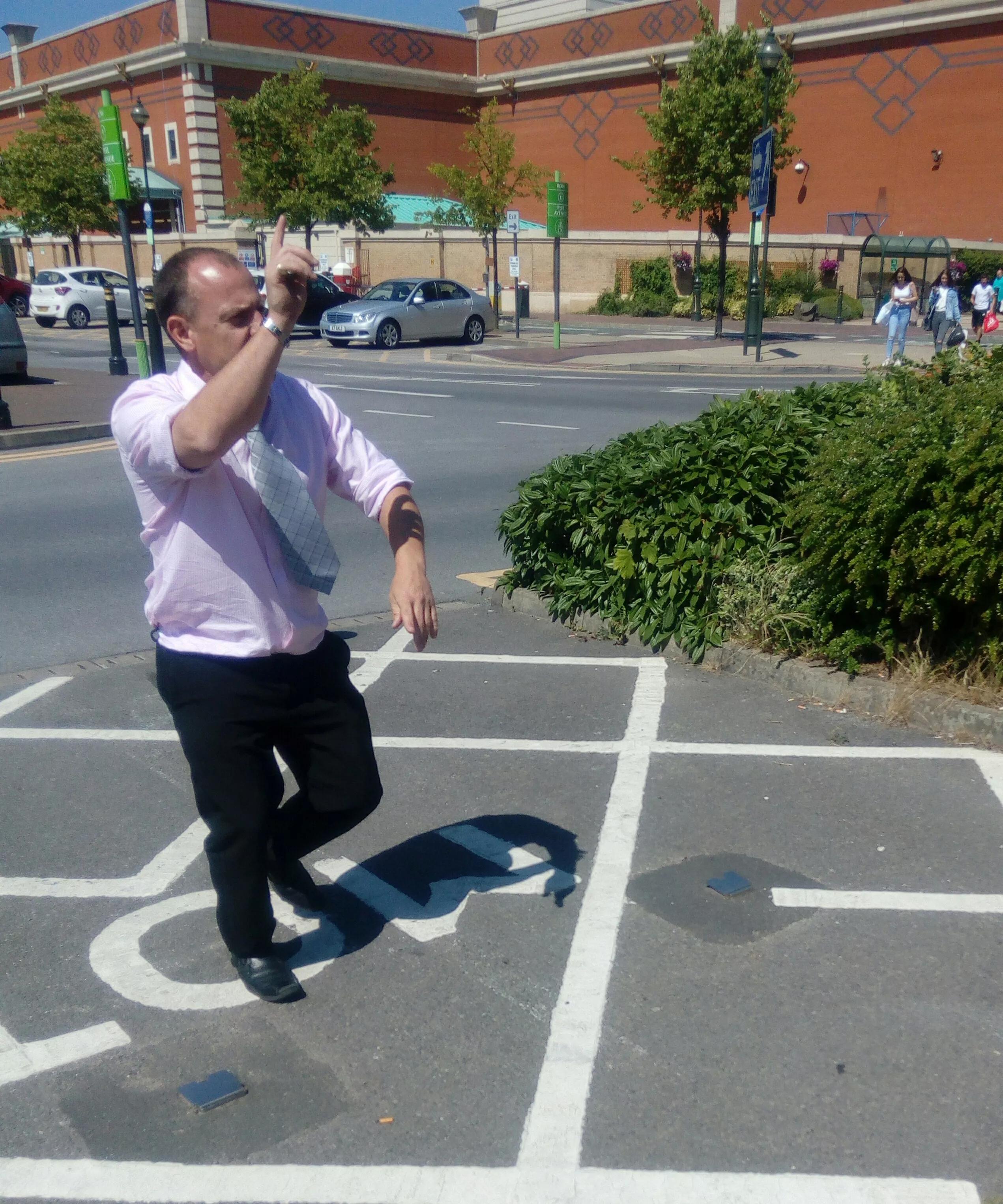 吉米，一位英国开旅游大巴的司机，坐他的车，快乐无比