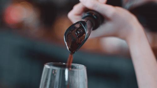 开红酒神器毫不费力的就开动了,有没有不用开瓶机打开红酒的方法