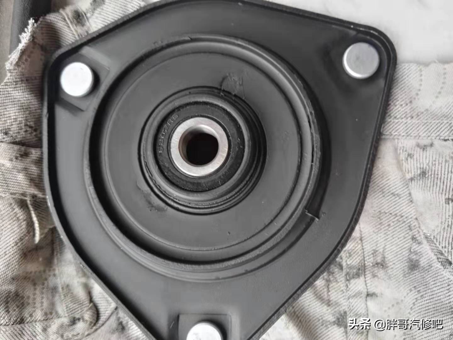 和悦RS检查时减震器意外脱落，吓的胖哥哆嗦一下