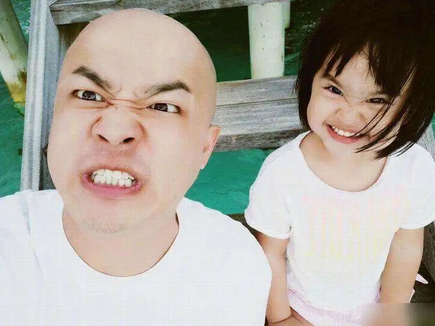 宝宝趴在爸爸背上简笔画,宝宝在老爸背上画画图片