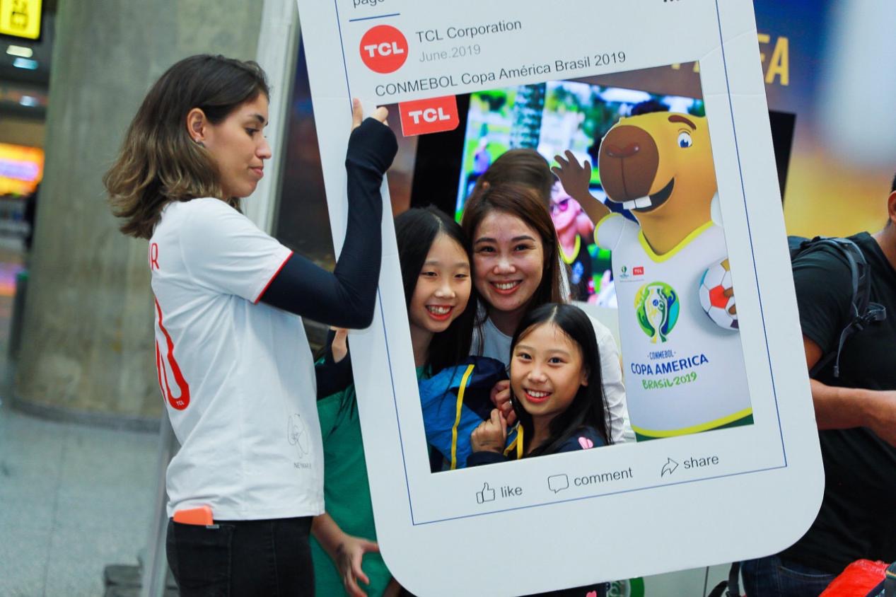 别老盯着各路球星，TCL把美洲杯足球赛的激情带到了机场