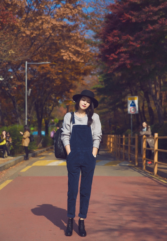 赵又廷也变时髦了，故意穿小一号棒球服配椰子鞋，潮男气质出来了