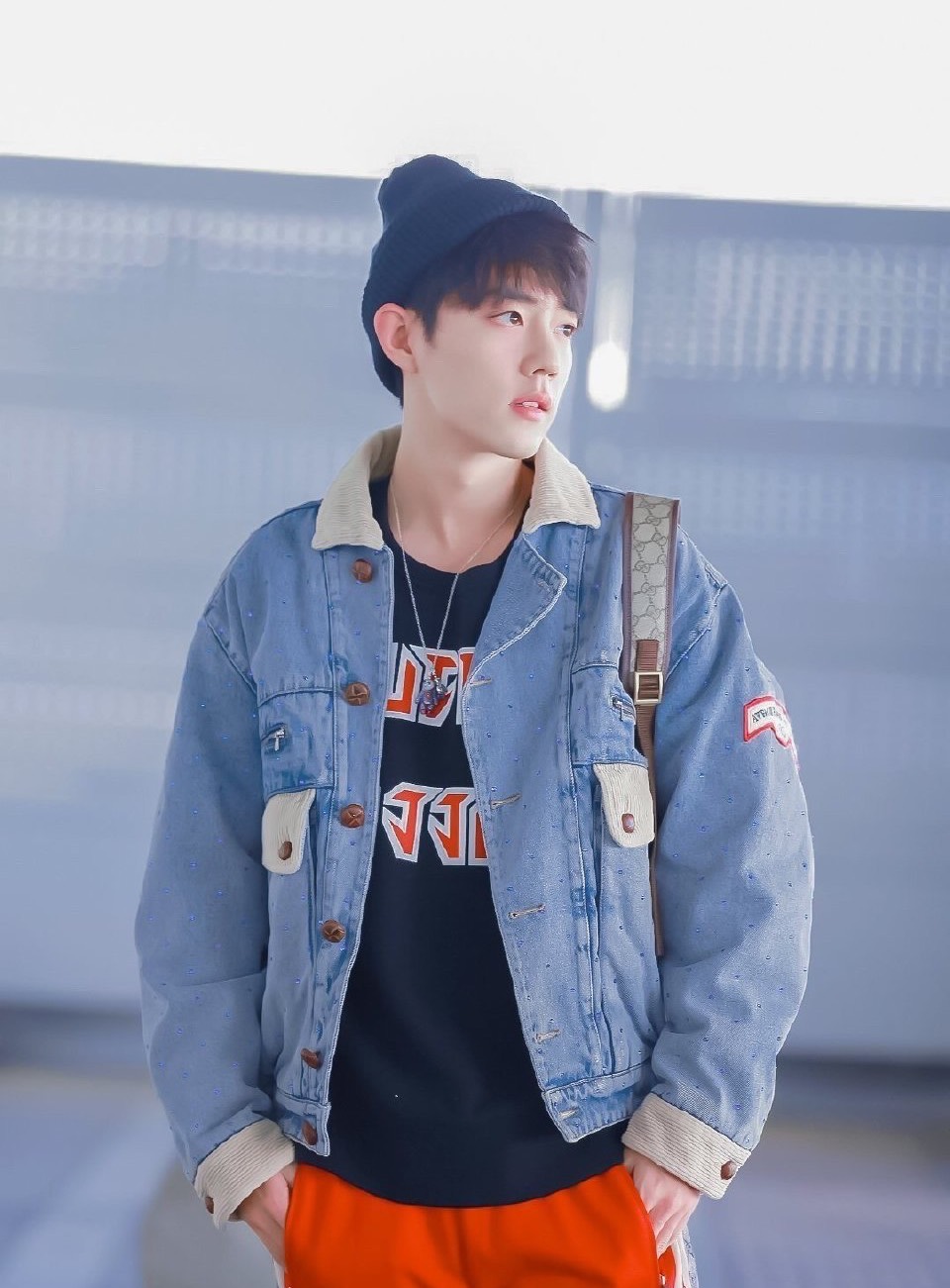 肖战西装露腹肌照片高清,肖战上半身露出腹肌图