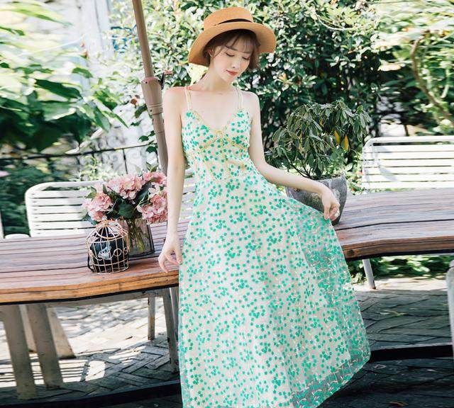 修身吊带裙外搭什么好看,吊带裙外穿内搭白t恤