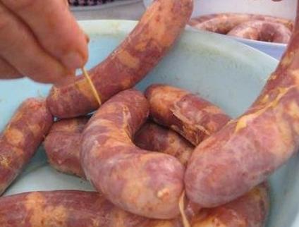 冬天“灌肠”超简单,只需加入4种料,腊肠饱满入味,色香味俱全
