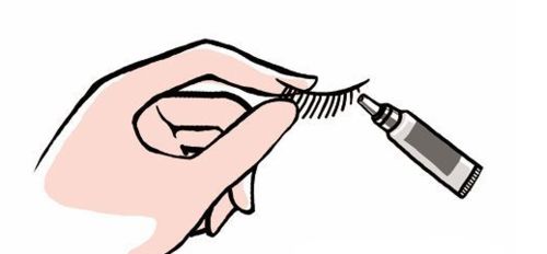 她刚粘上睫毛胶不到30分钟，整个脸都肿了！