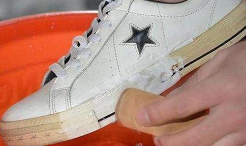 鞋里面发黑怎么清洗变白,怎么洗干净发黄发黑的鞋
