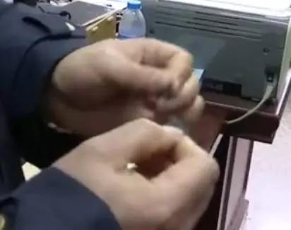 花一千多买的皮衣，用手一撕就破！老板辩解却当场“翻车”