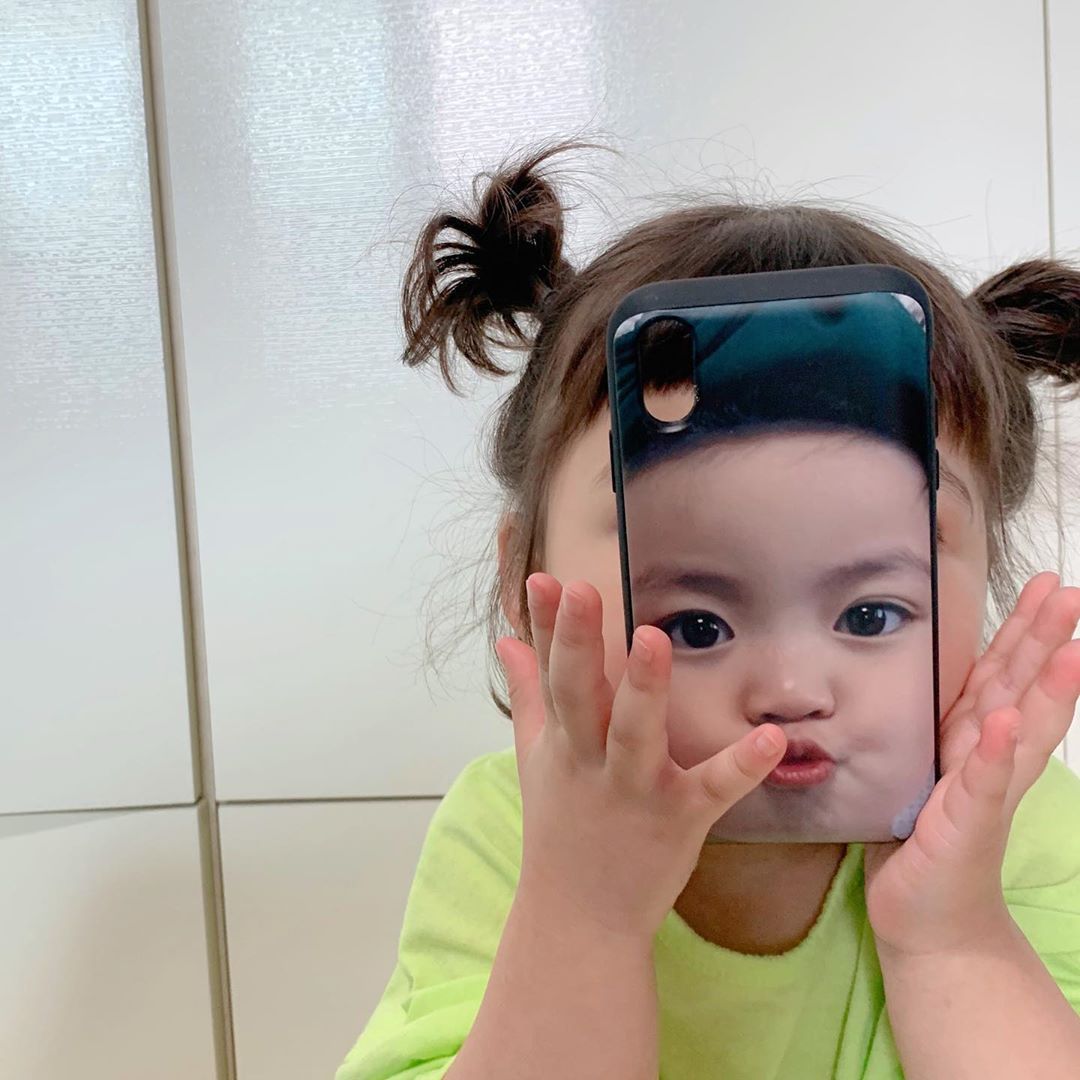 罗熙站在板凳上的情侣头像,罗熙彩色头像图片