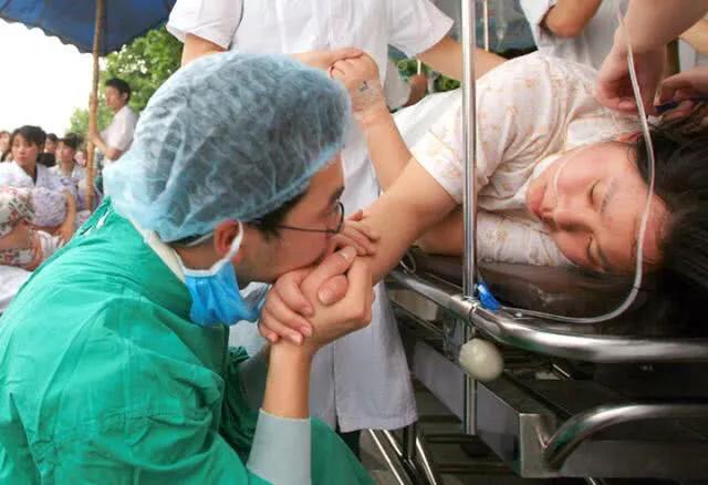 “孩子都出来了，你掏什么掏”男医生把手伸进产道，老公愤怒发问