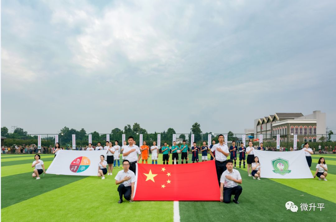 建在沙漠里的足球场,天然草坪足球场在哪里