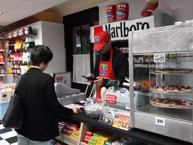 一个95后美女开了一家超市,85后美女开了一家超市