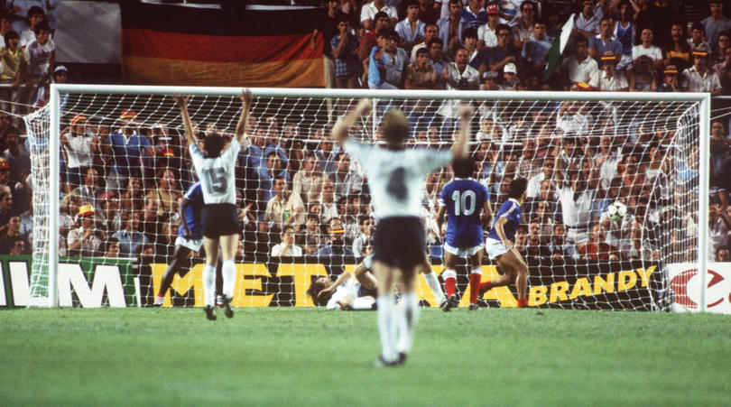 他是德国传奇球星，进球数仅次于盖德穆勒，江湖人称“倒钩之王”