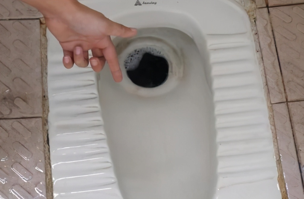 厕所黄渍清洗小妙招,蹲厕黄黄的怎么清理