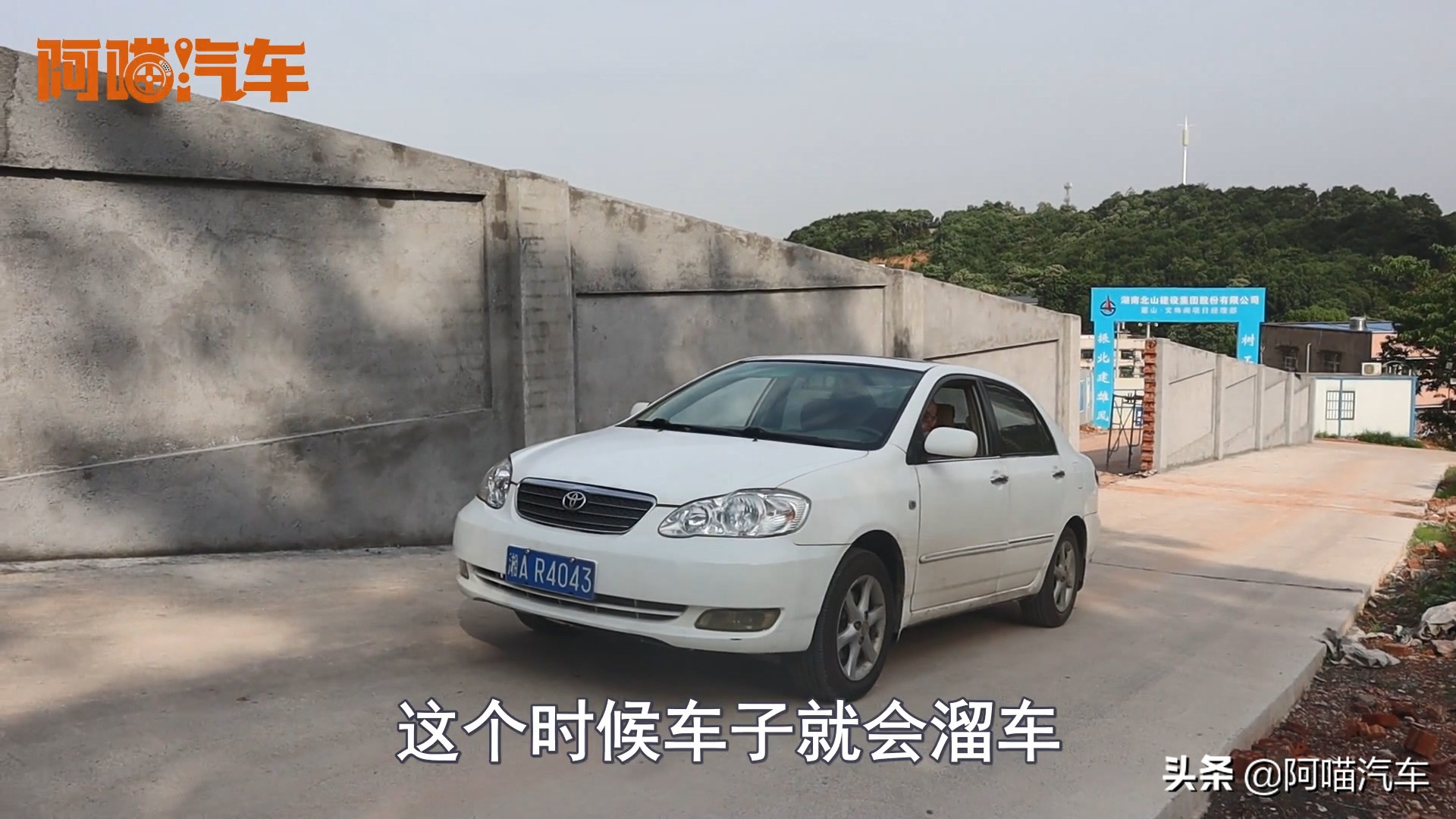 新手司机坡道起步怎样最安全,坡道起步溜车技巧图解