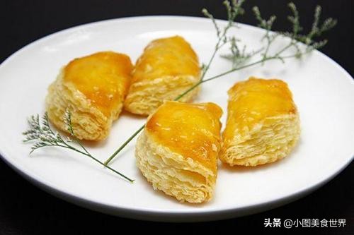 榴莲酥做好后层次分明、异常松化，刚出炉就被家里的小孩分完了