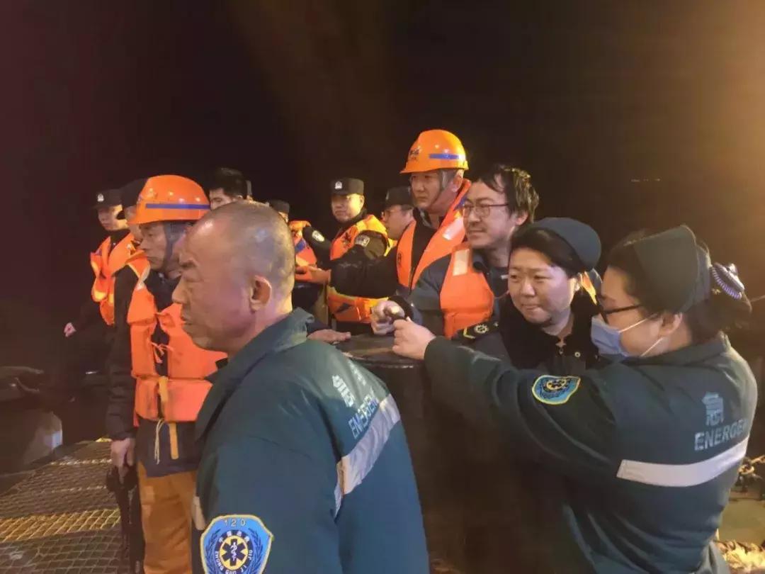 某货轮在航行途中不慎发生触礁,一船航行突发事件