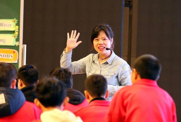 巴陵郡三湘四水英才聚，香樟园高谈阔论红烛燃