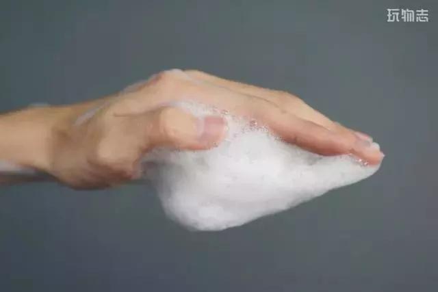 进口大牌洗衣液，天然酵素配方，顽固污渍轻松洗净，连香水都省了