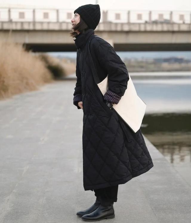 基础款黑色长款羽绒服怎么搭配,40-50岁黑色长款羽绒服搭什么裤子