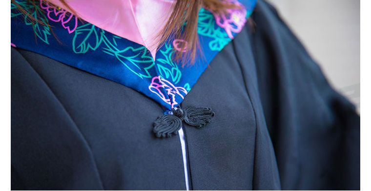 大学生毕业穿的袍子是什么,大学毕业穿的袍子分别代表什么