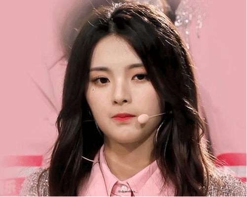 杨超越黑色裙子穿搭长筒袜,杨超越的腿是o型腿吗