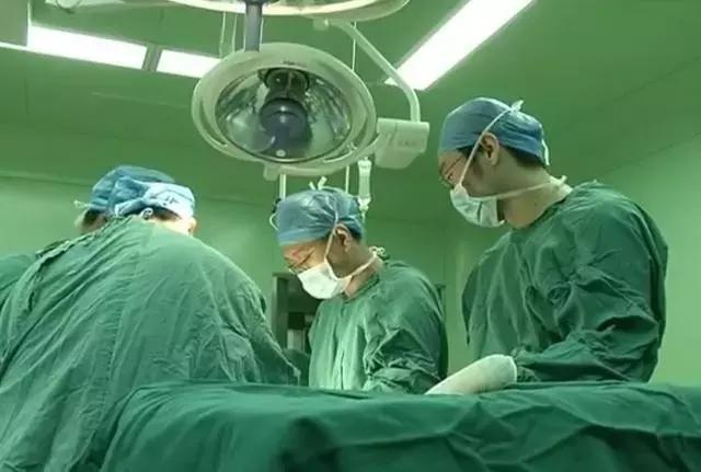 孩子出生一年才发现没屁股,男孩先天无肛出生