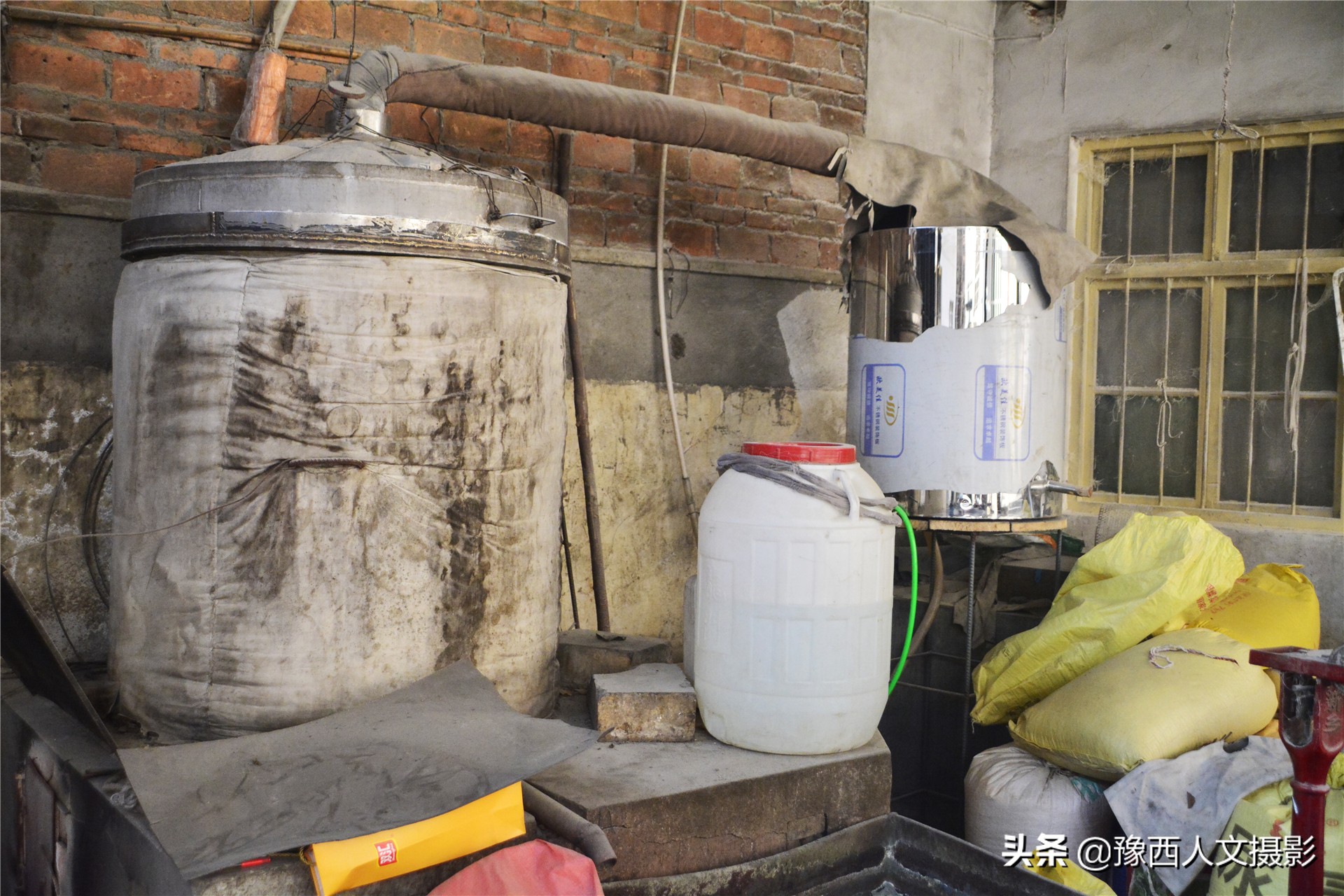 农村大叔酿酒五粮液,栾川自酿五粮液