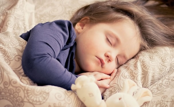孩子睡觉摸头发的癖好,孩子养成摸背睡觉的习惯好吗