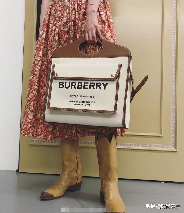 金泫雅一如既往的豪放穿搭,穿雨靴的金泫雅