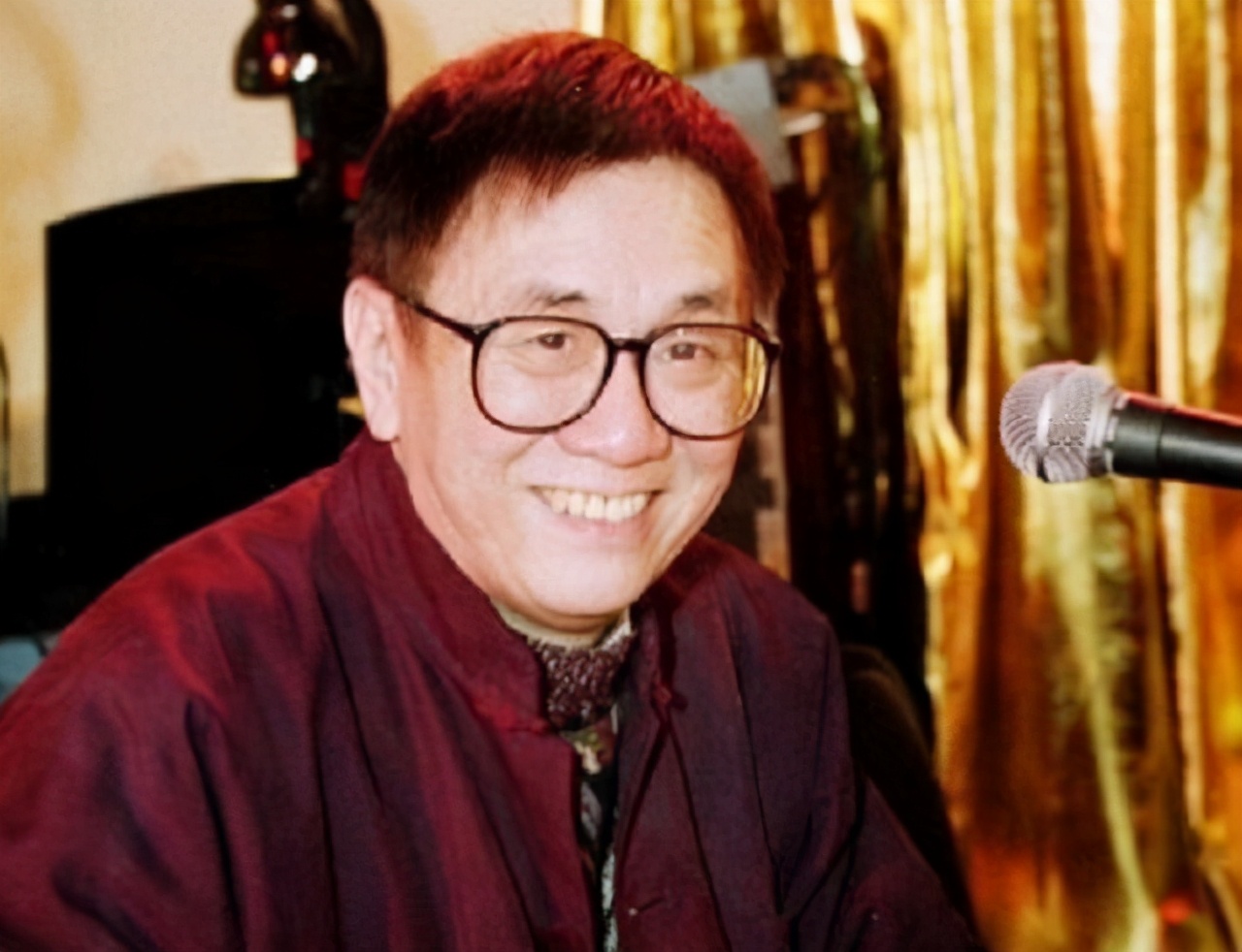 黄霑：离经叛道的“流氓”博士，歌中的江湖再也回不去了