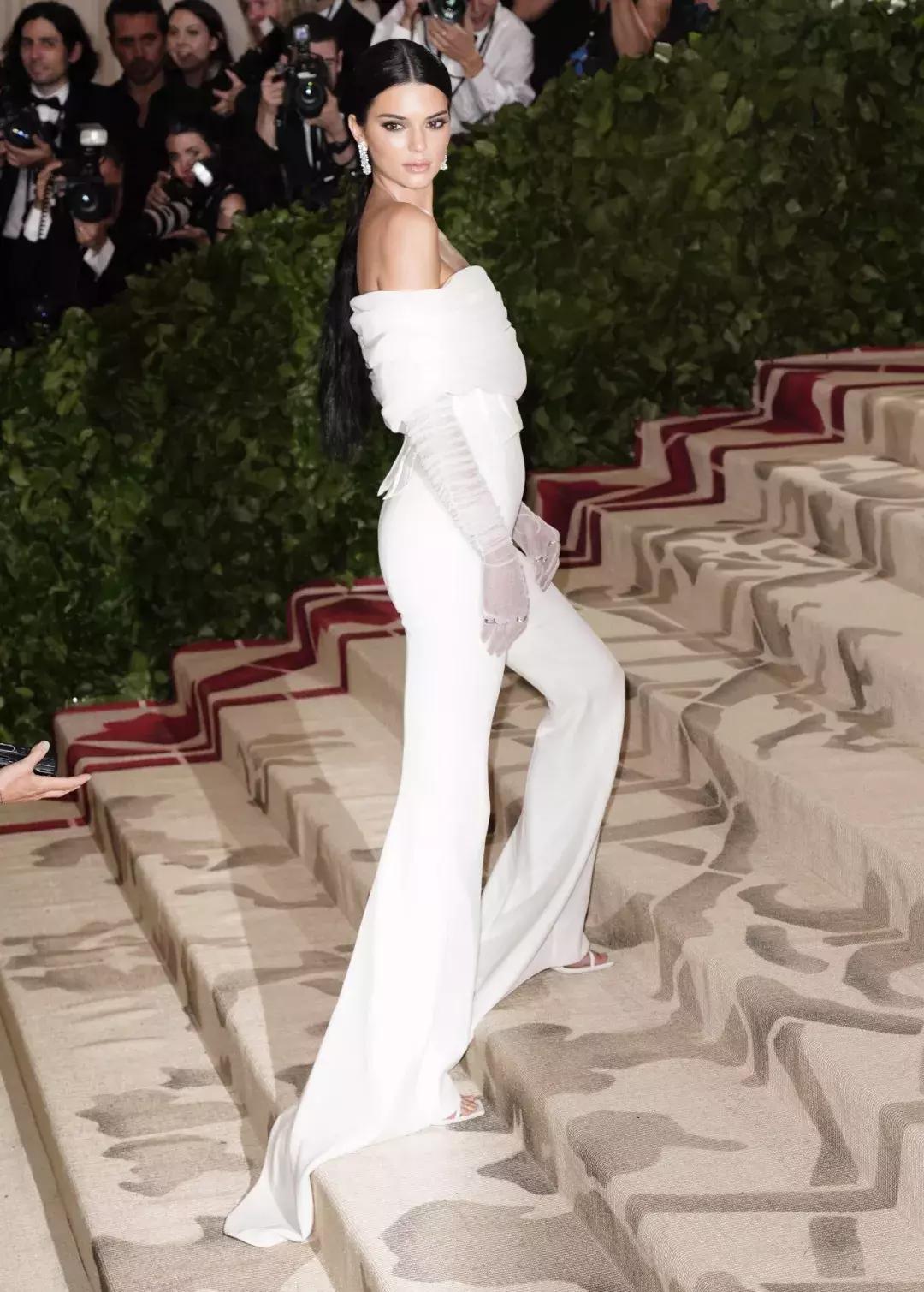 夏天一定要穿白色衣服,夏天穿白色才是最醒目的