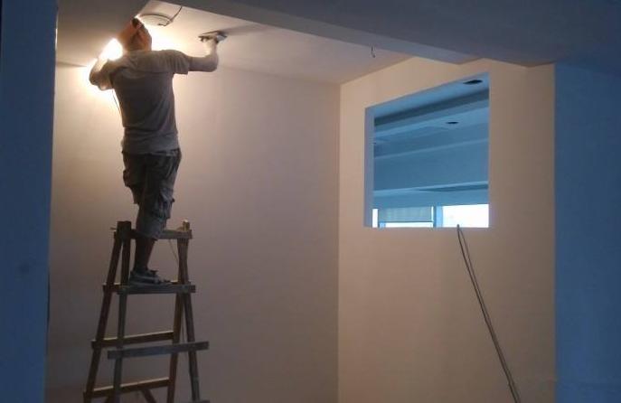 墙面乳胶漆滚刷好还是喷涂好,墙面乳胶漆是滚还是喷