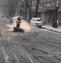 “如果这群女混混*攻围**我,我会舌战群儒!”你会怎样脱困?