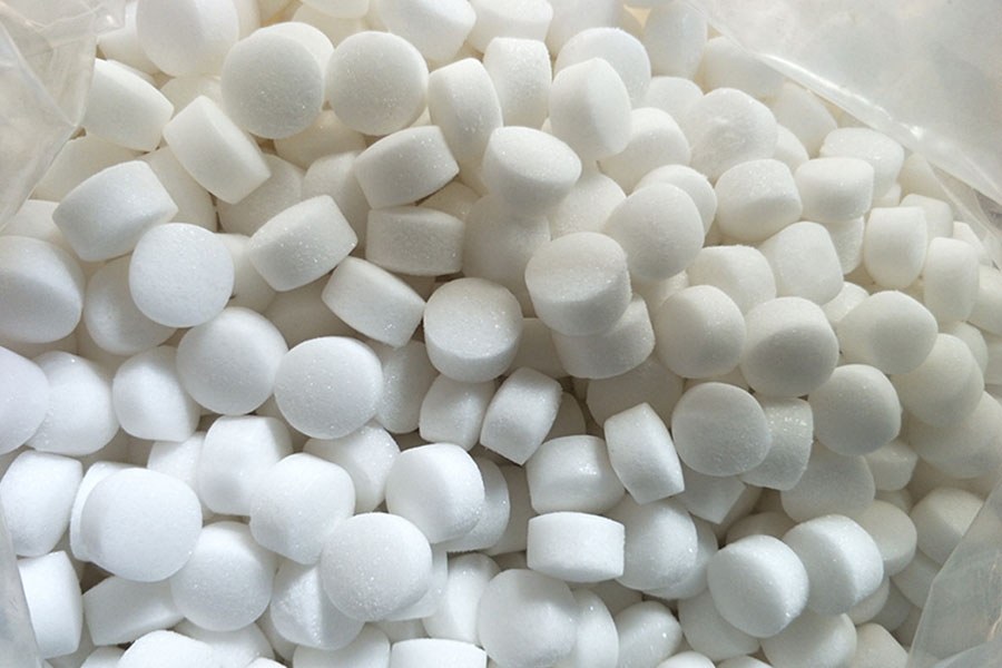 衣服上发霉了怎么处理，白醋跟牛奶可以处理，樟脑丸可以预防